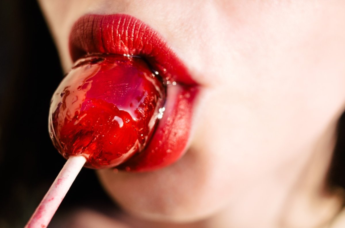 Облизывает Чупа Чупс