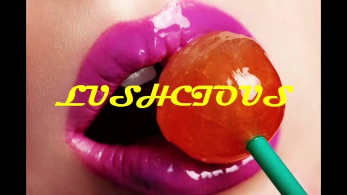 Губы Чупа-чупсом и помадой