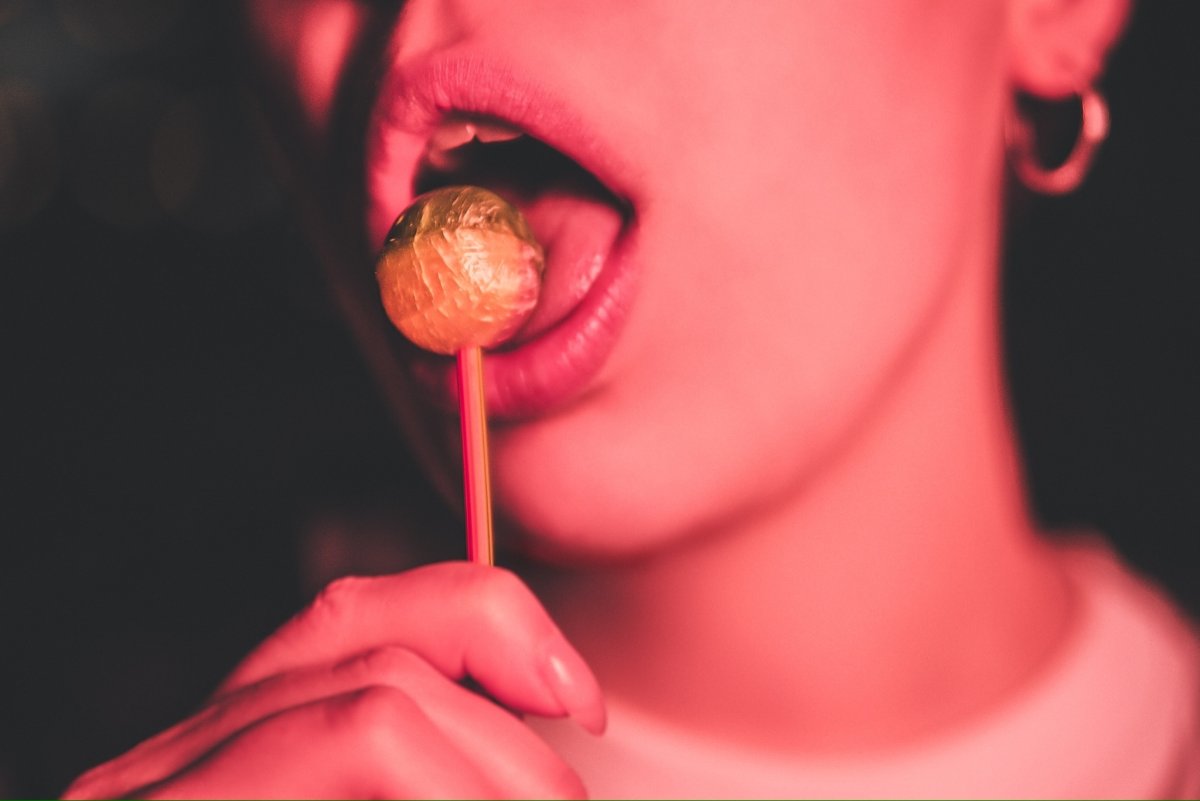 Девушка облизывает Чупа Чупс