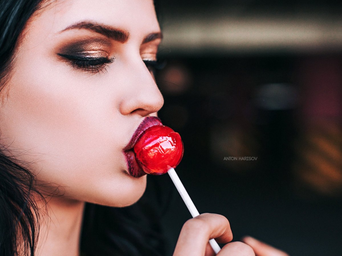 Меган Фокс с Чупа чупсом