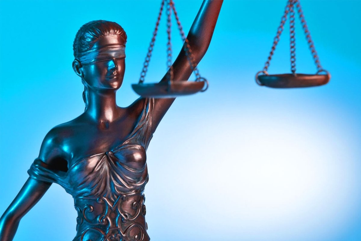 Фемида с цветами