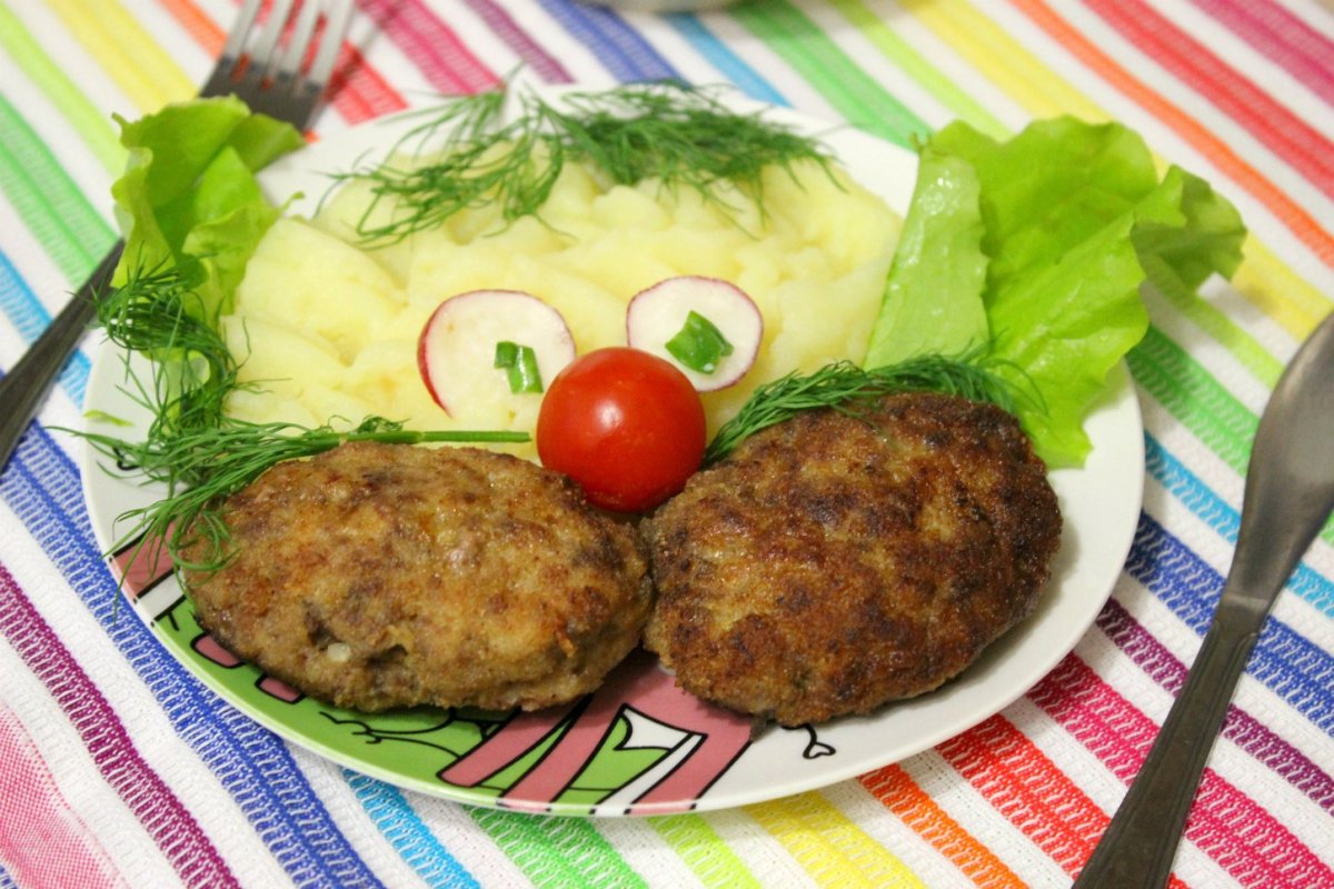 Картофельное пюре с котлетой