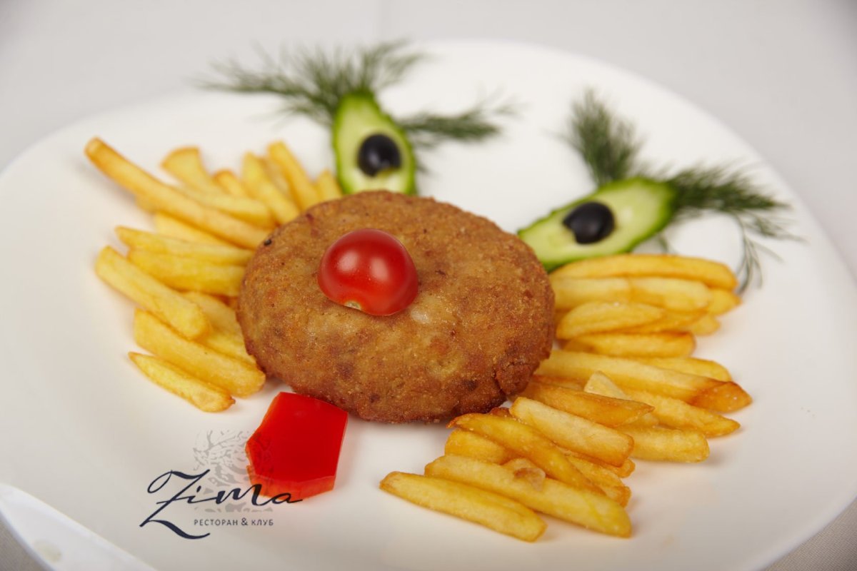 Шницель с гарниром из картошки фри