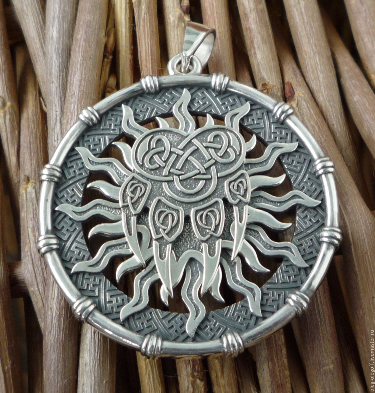 Славянский оберег лапа Велеса