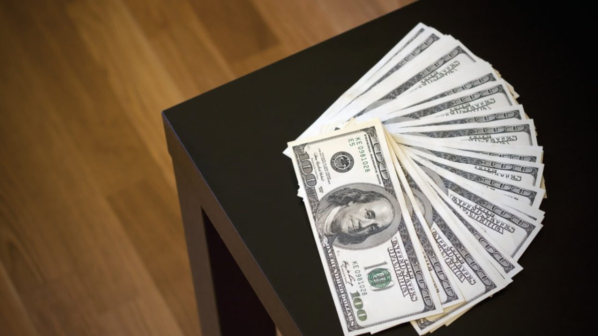 Пачка долларов на столе
