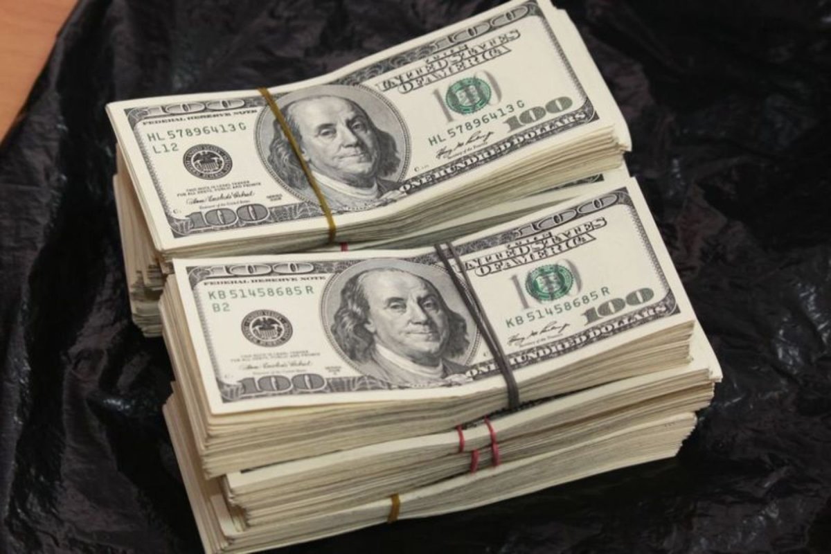 Пачка долларов в резинке