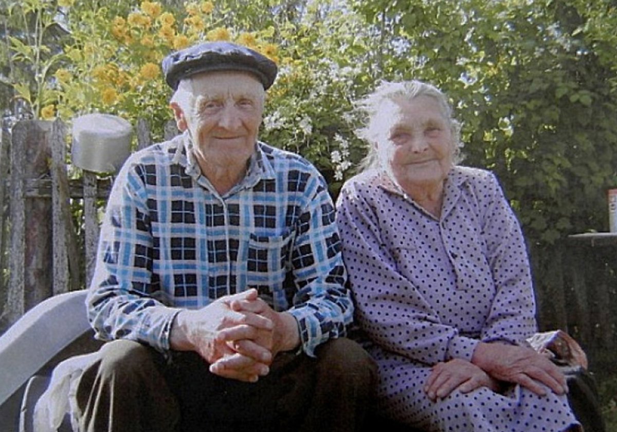 Пенсионеры в деревне