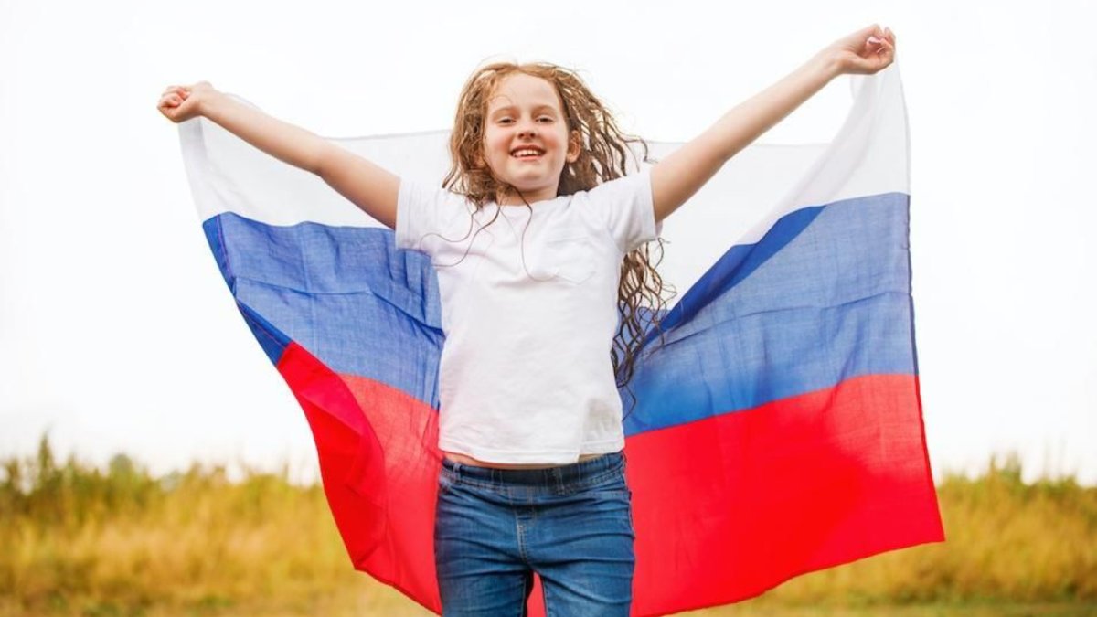 Люди с российским флагом