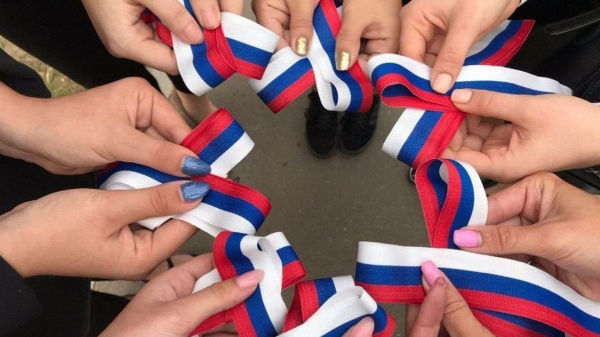 Раздача ленточек Триколор