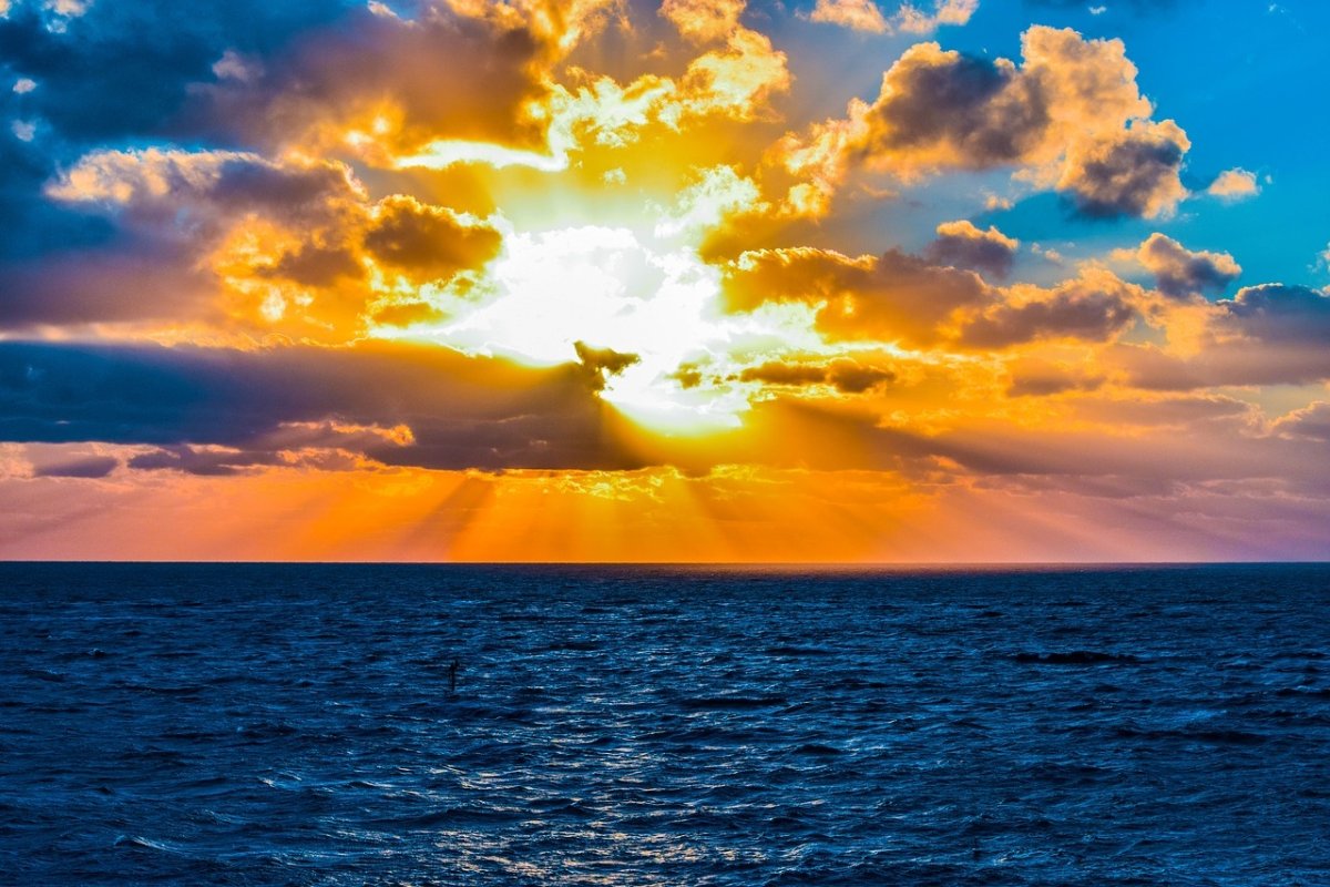 Солнечное небо над морем. Море солнце. Солнце над морем. Море солнце облака. Море облаков.