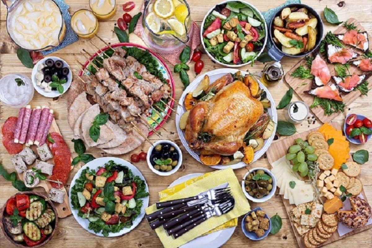 Много еды на столе