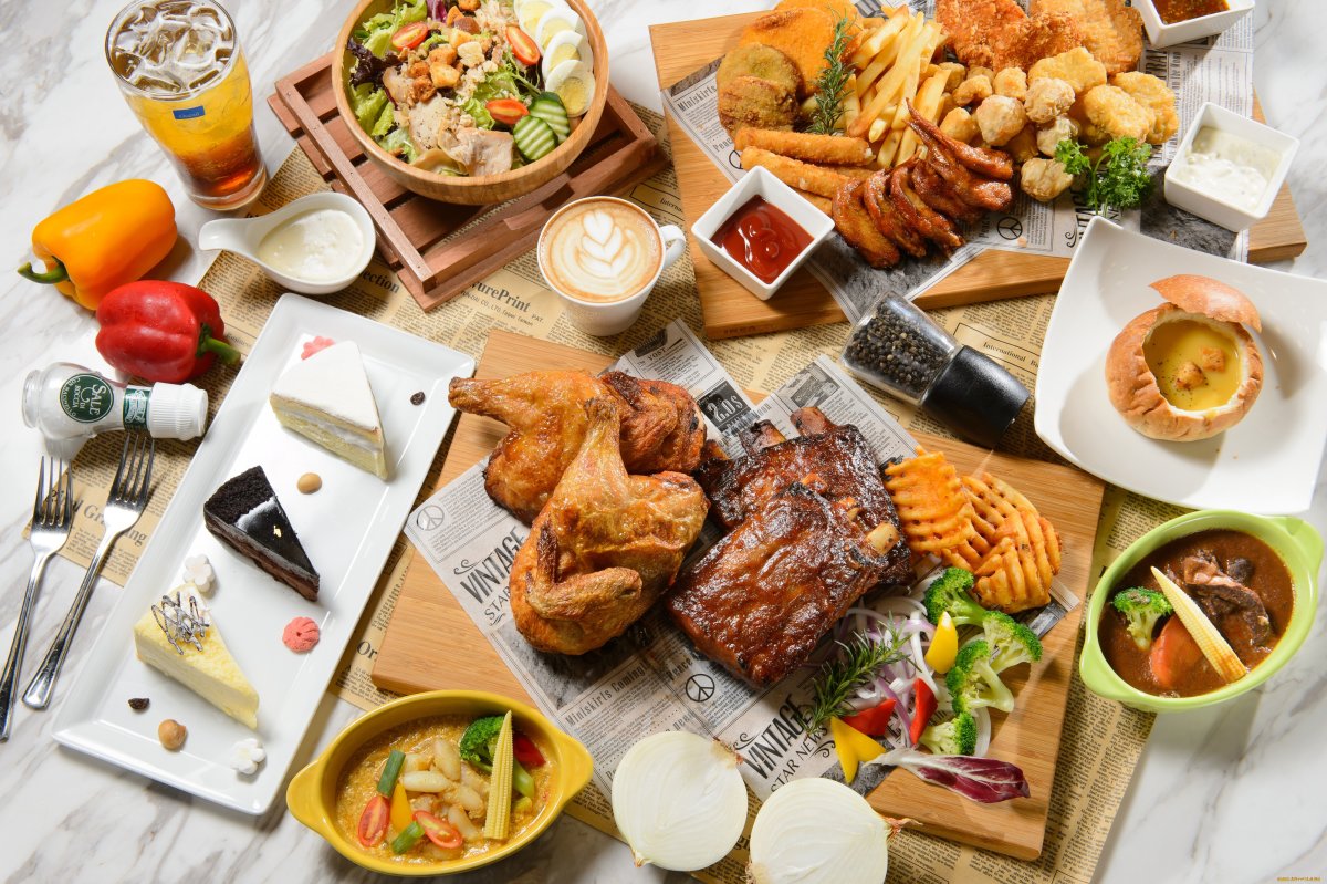 Стол с едой