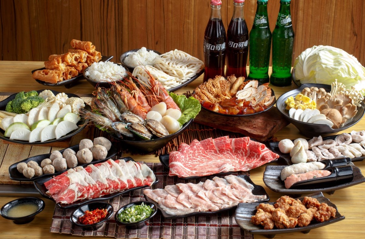 Красивый стол с едой