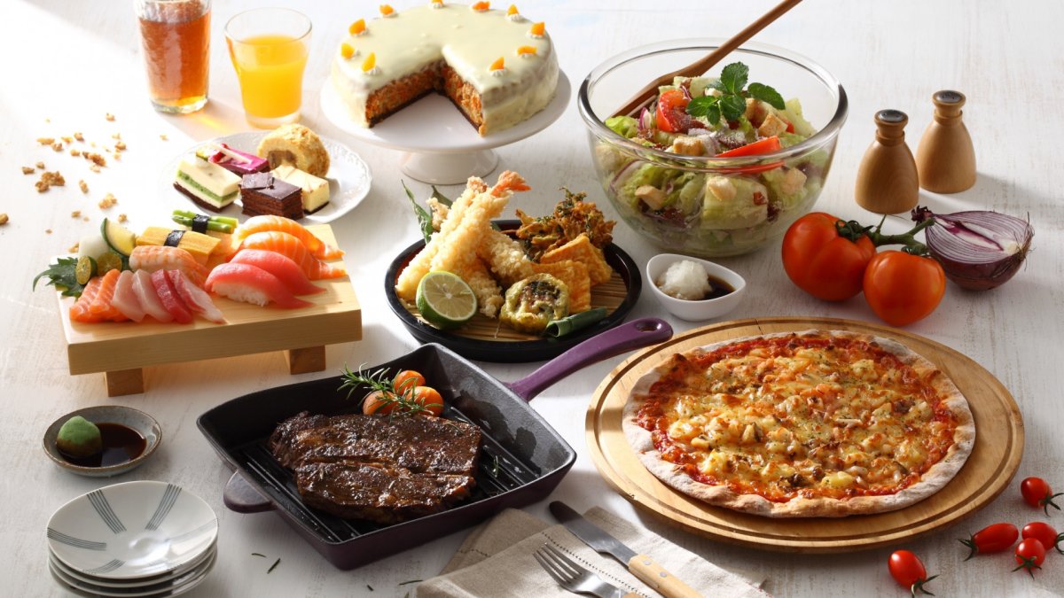 Много блюд на столе