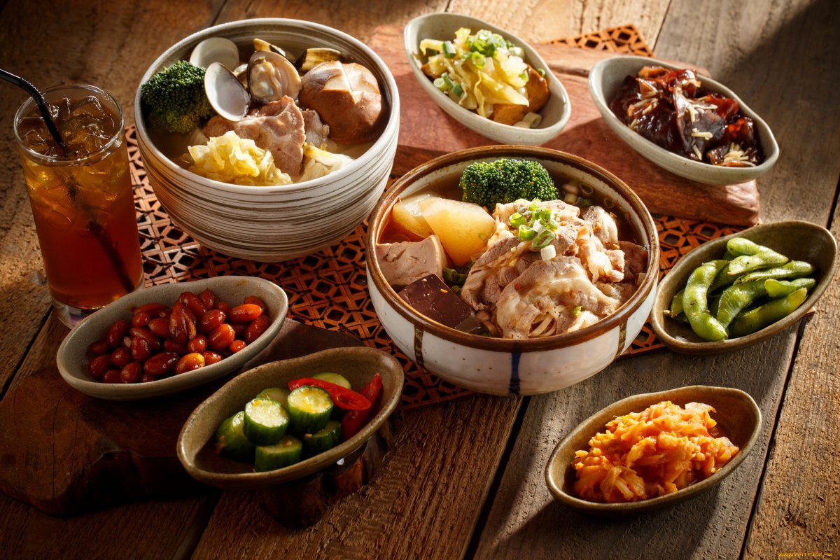 Много блюд на столе