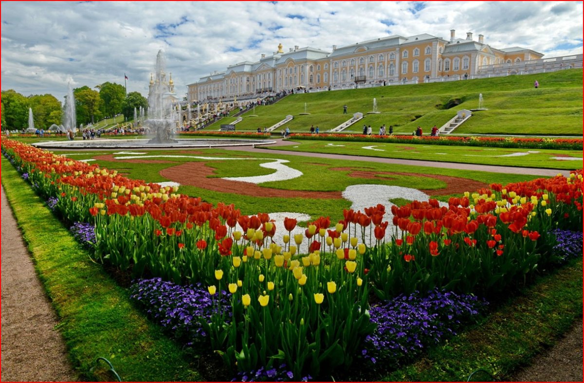Петергоф в Санкт-Петербурге весной