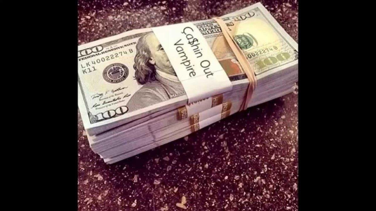 Пачка долларов в руке