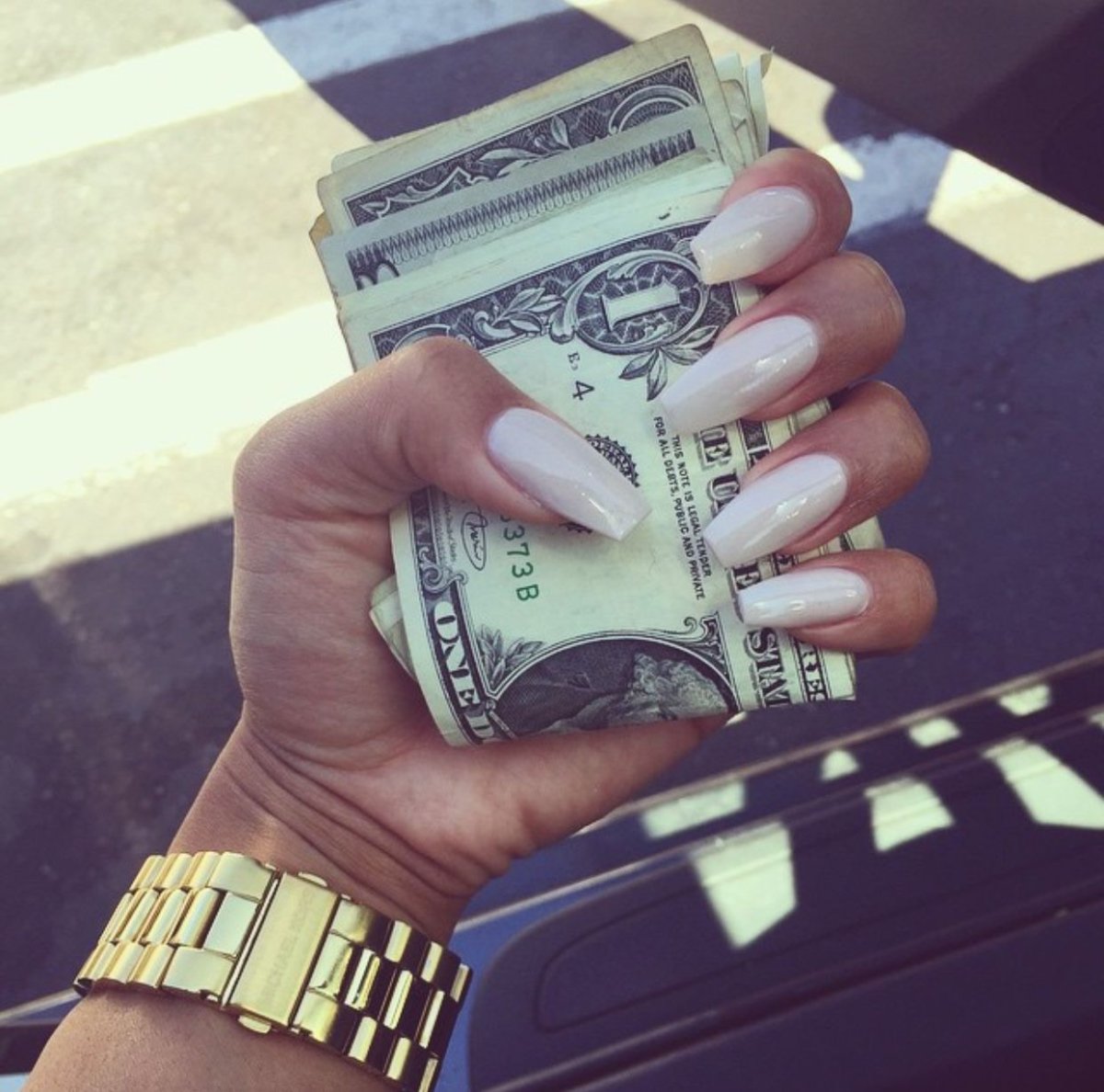 Деньги в женских руках с маникюром