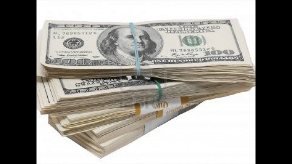 Пачка денег на белом фоне