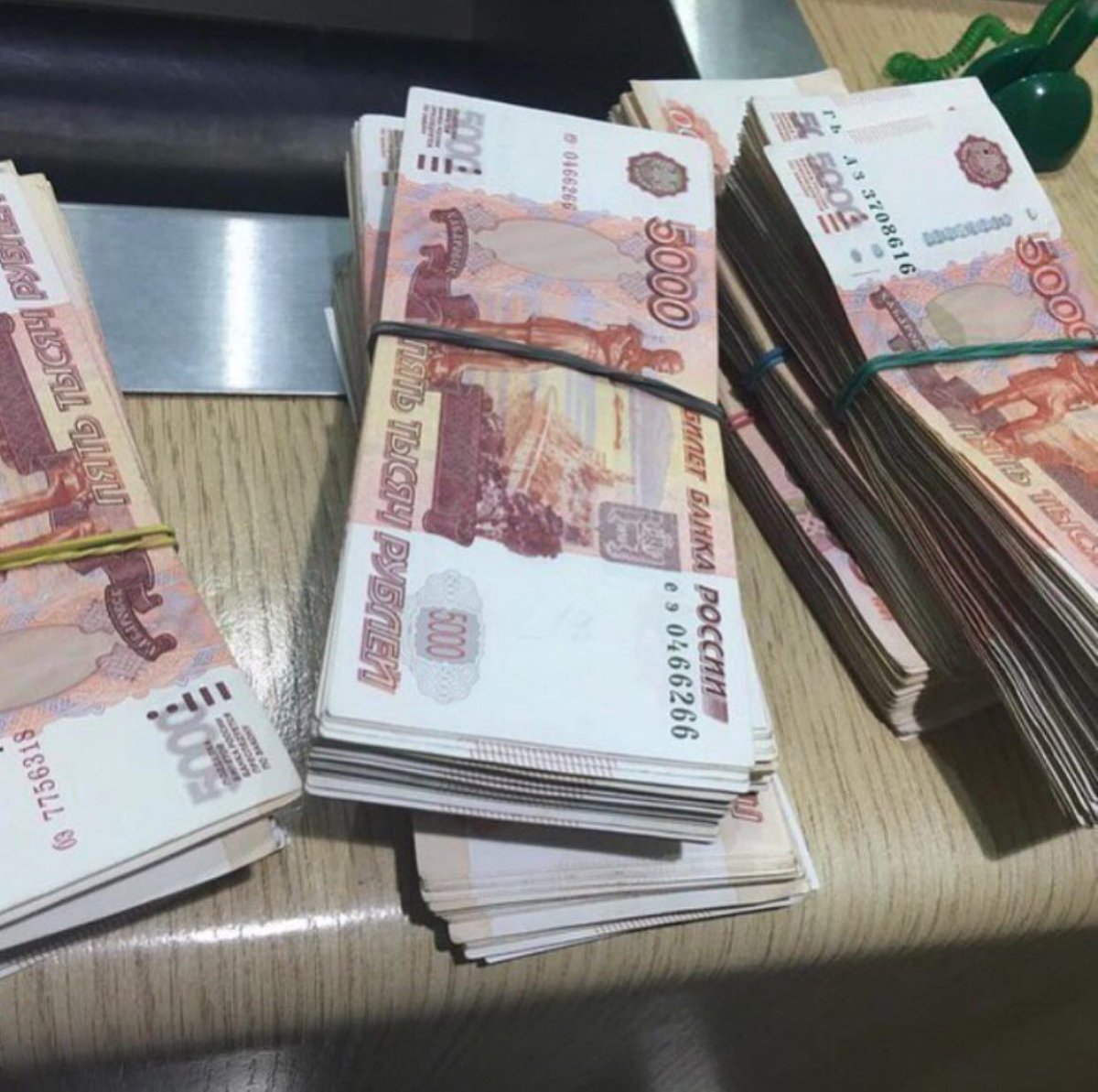 Миллион рублей в руках