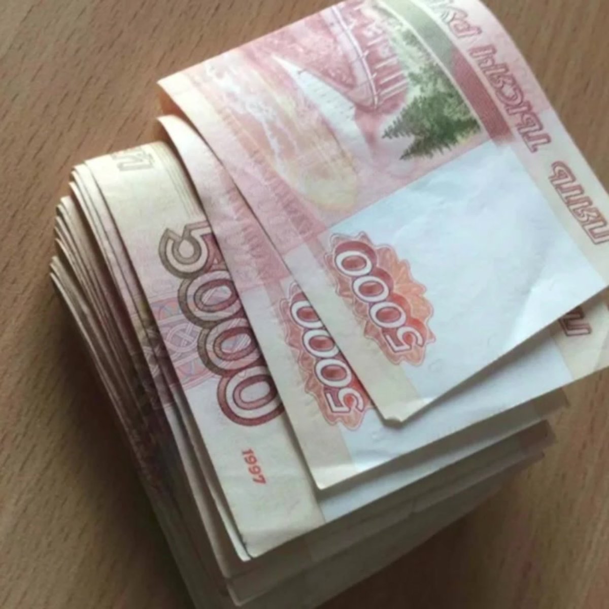 деньги рубли на столе