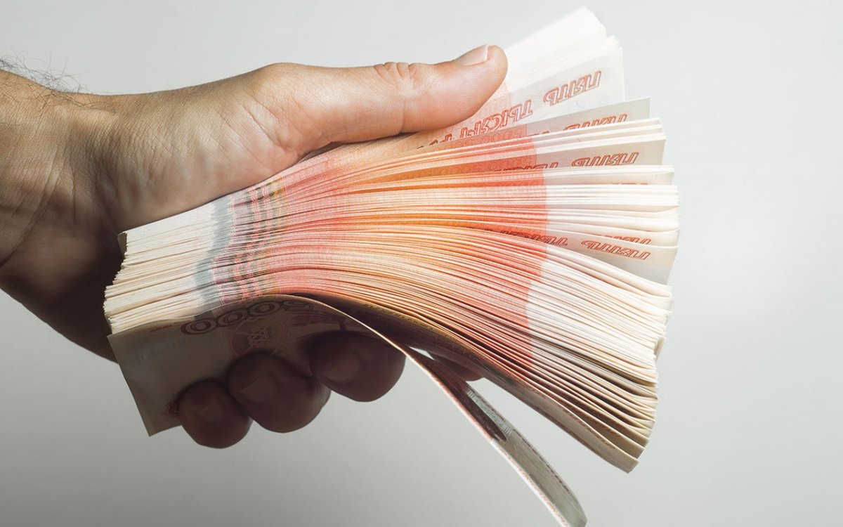 Пачка купюр в руках
