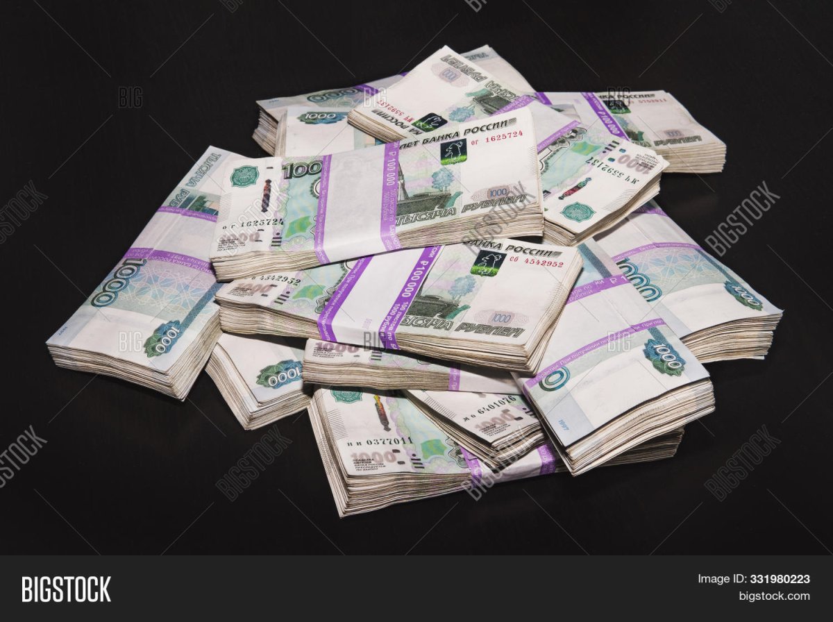 Пачки рублей на темном фоне