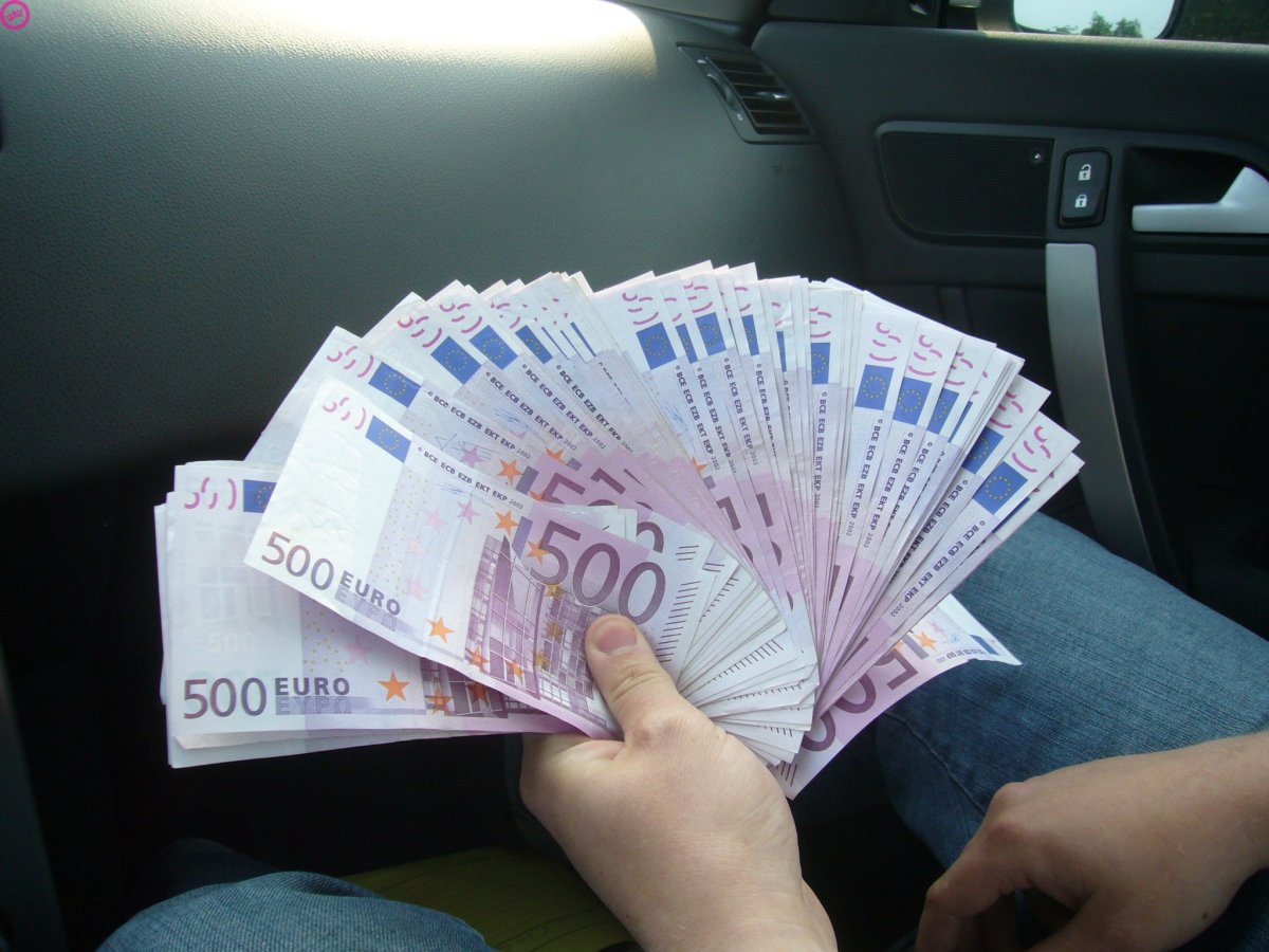 Пачка денег евро в руках