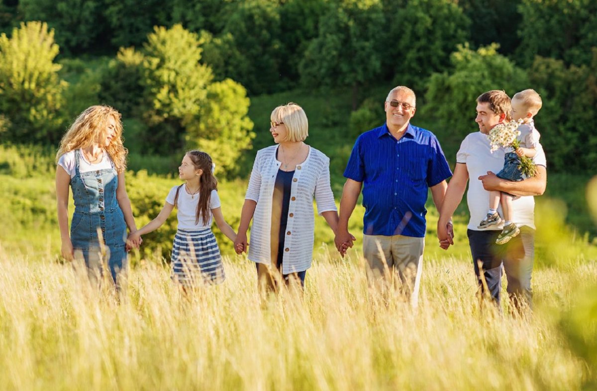 Счастливые люди на природе