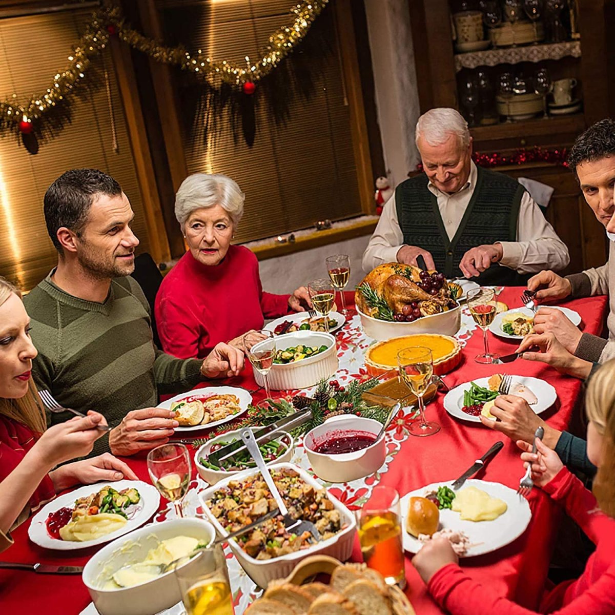 Семья за праздничным столом