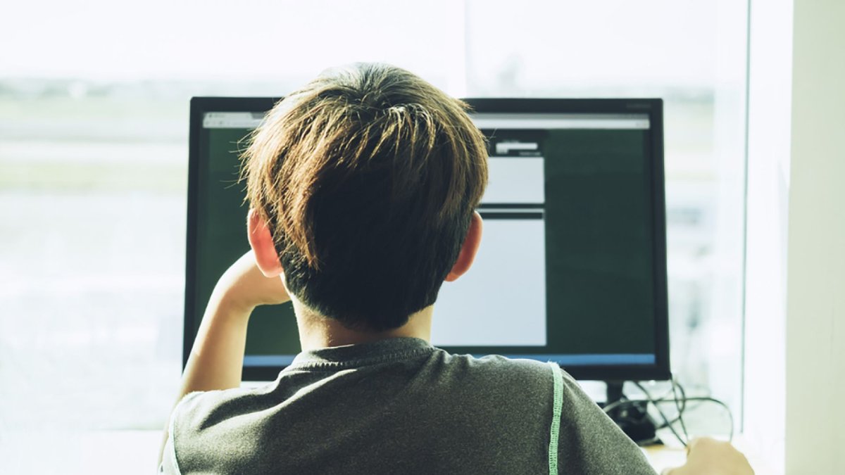 Подросток за компьютером спиной
