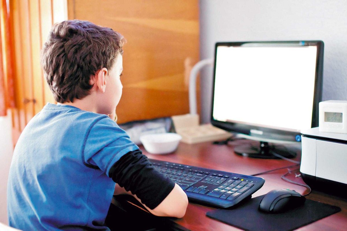 Школьник за компом