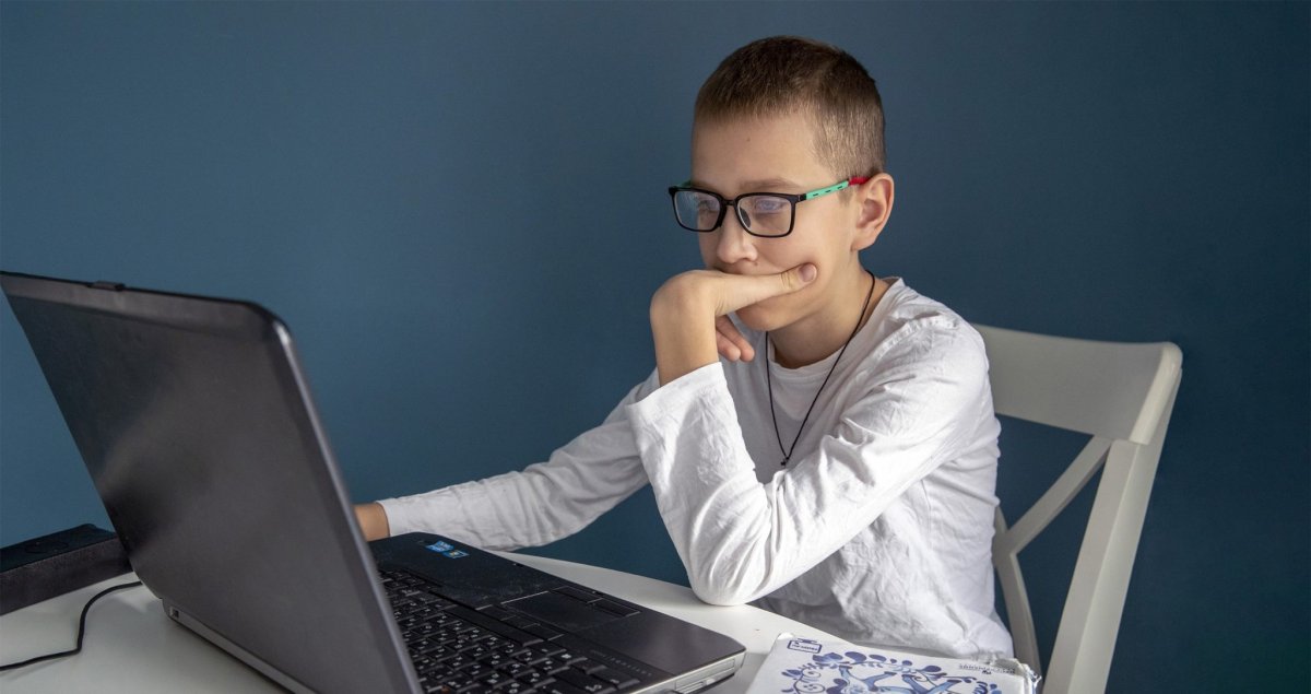 Школьник за компом