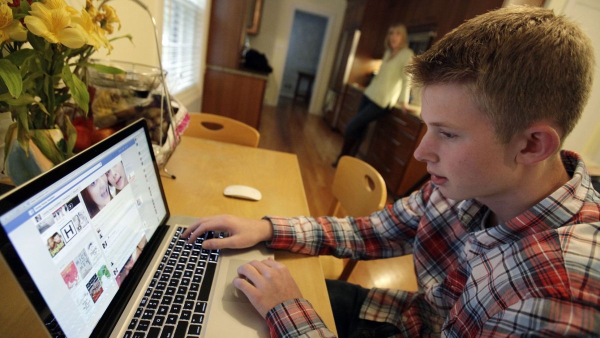 Подросток за компьютером