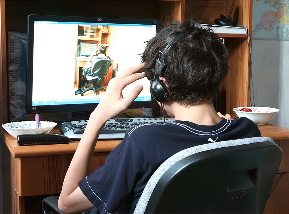 Подросток за компьютером