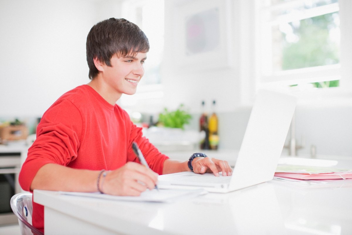 Подросток за ноутбуком
