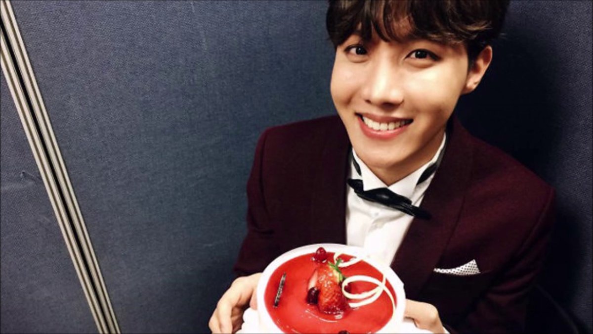 Чон Хосок с тортом