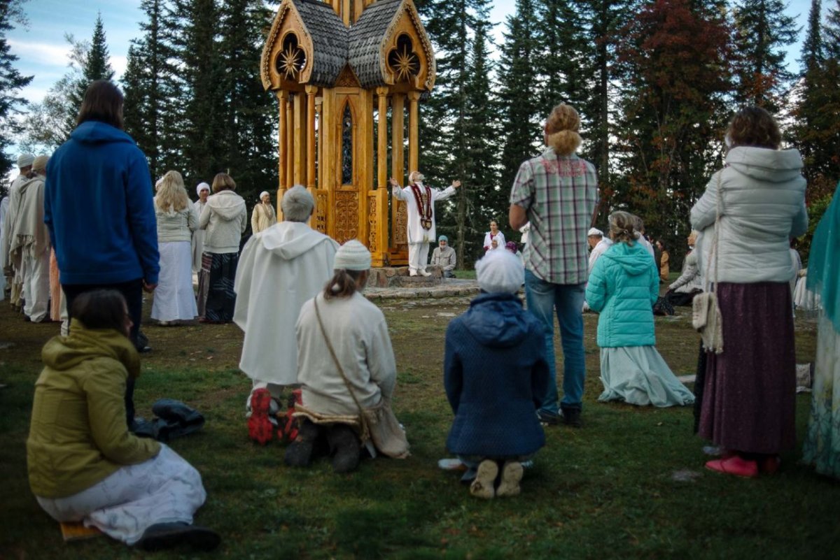 Хороводы в общине Виссариона