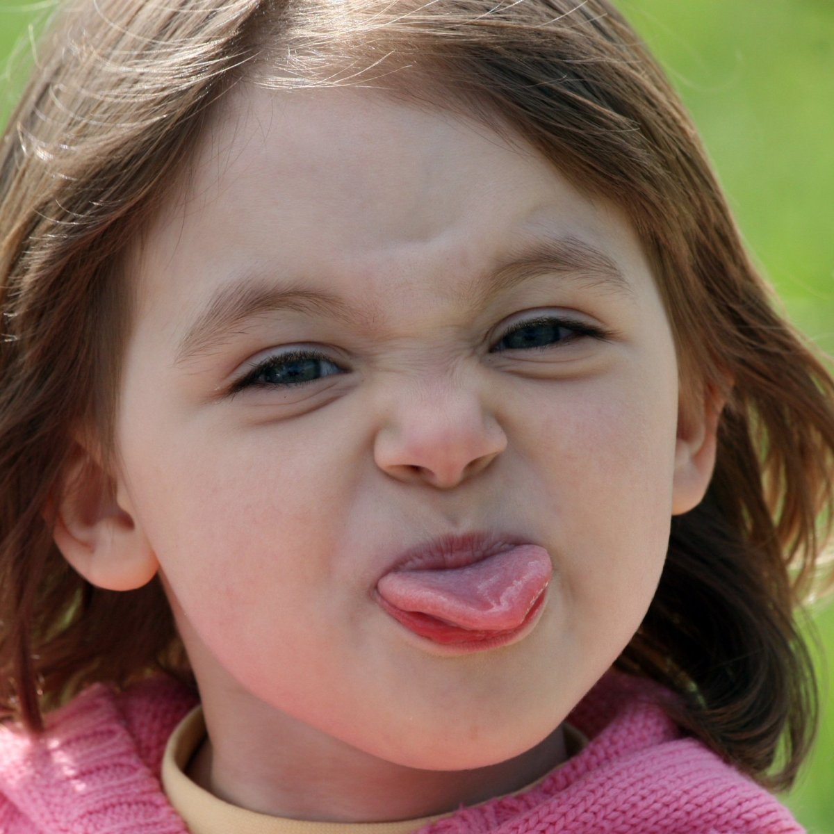 Девочка дразнит языком