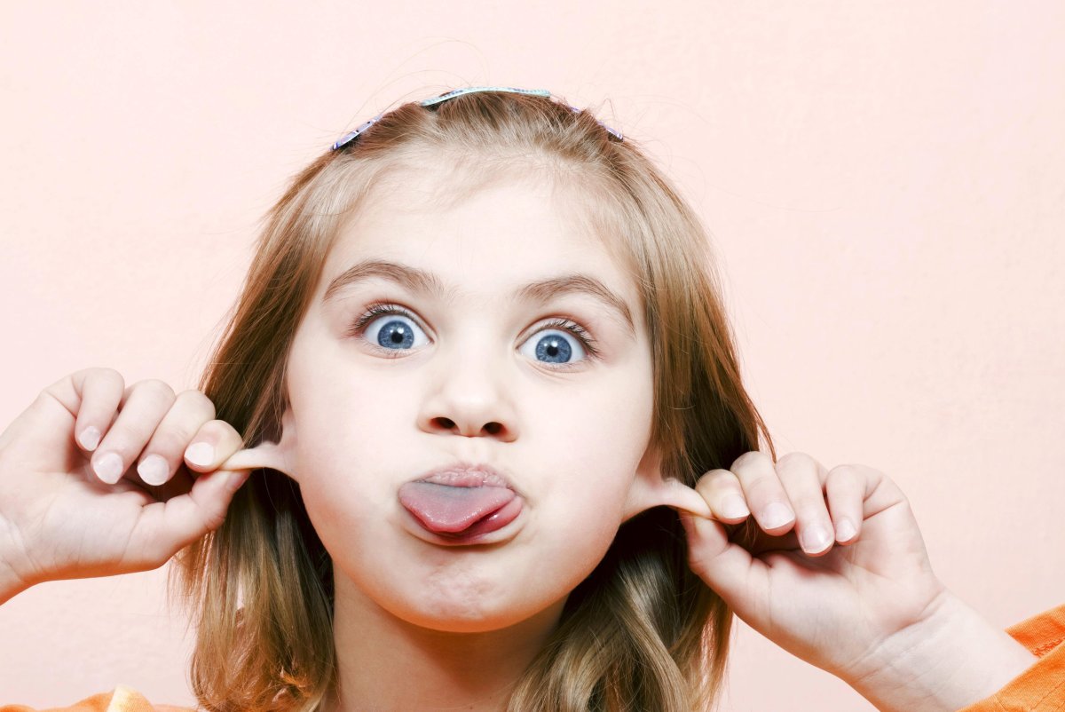 Ребенок показывает язык