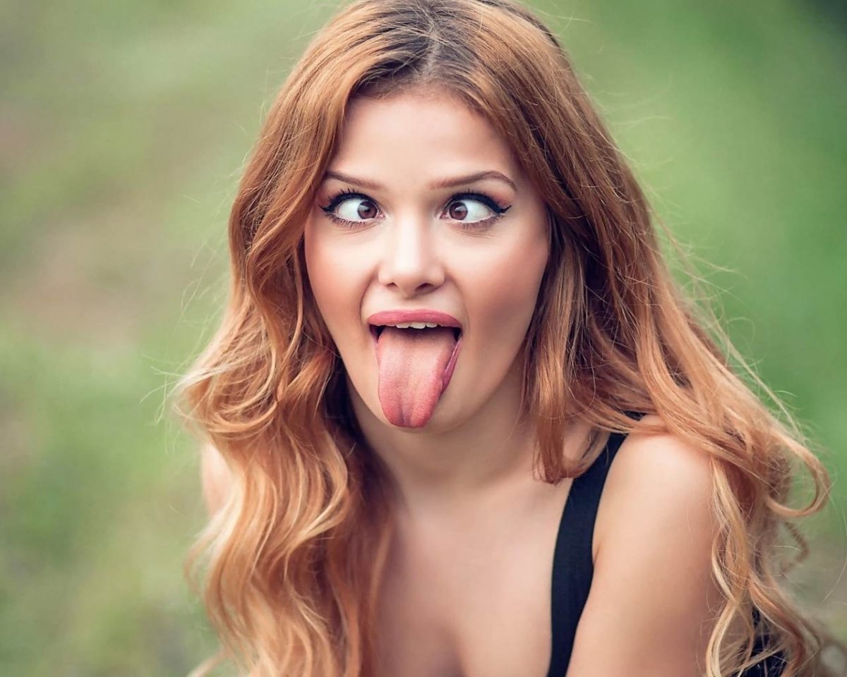 Девушка кривляется