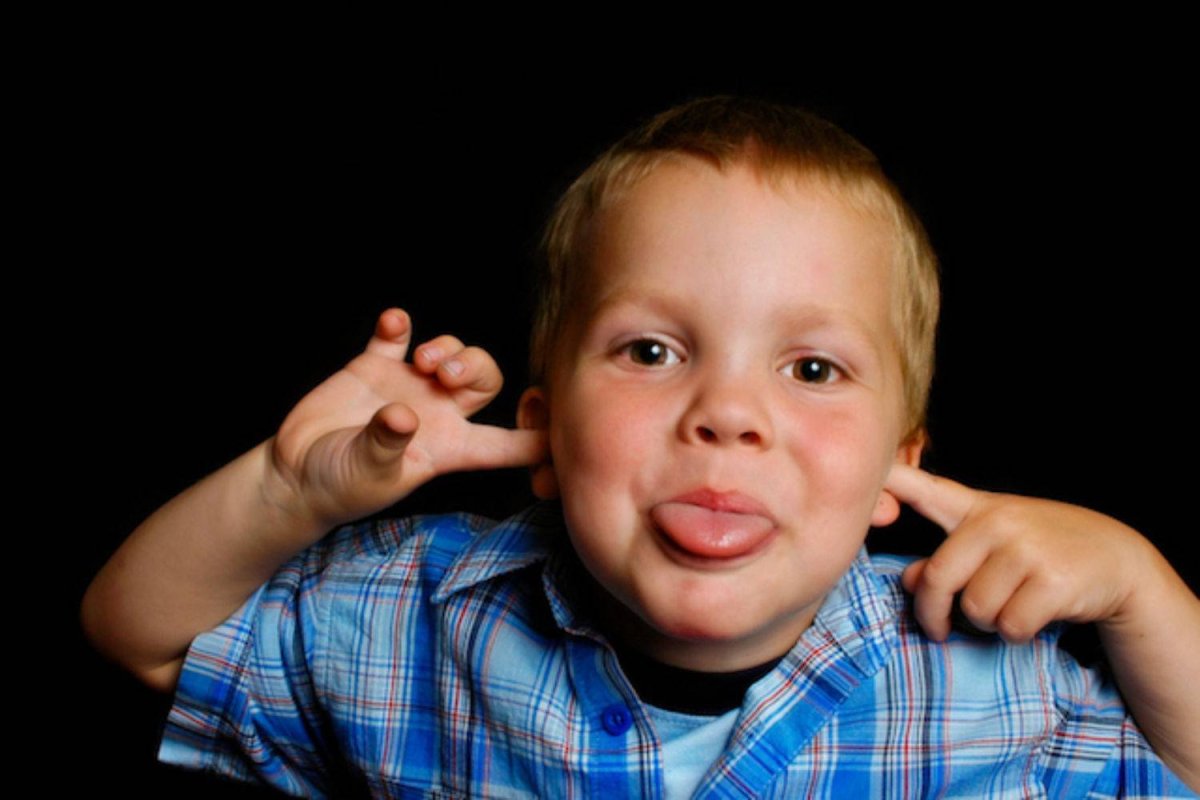 Ребенок кривляется
