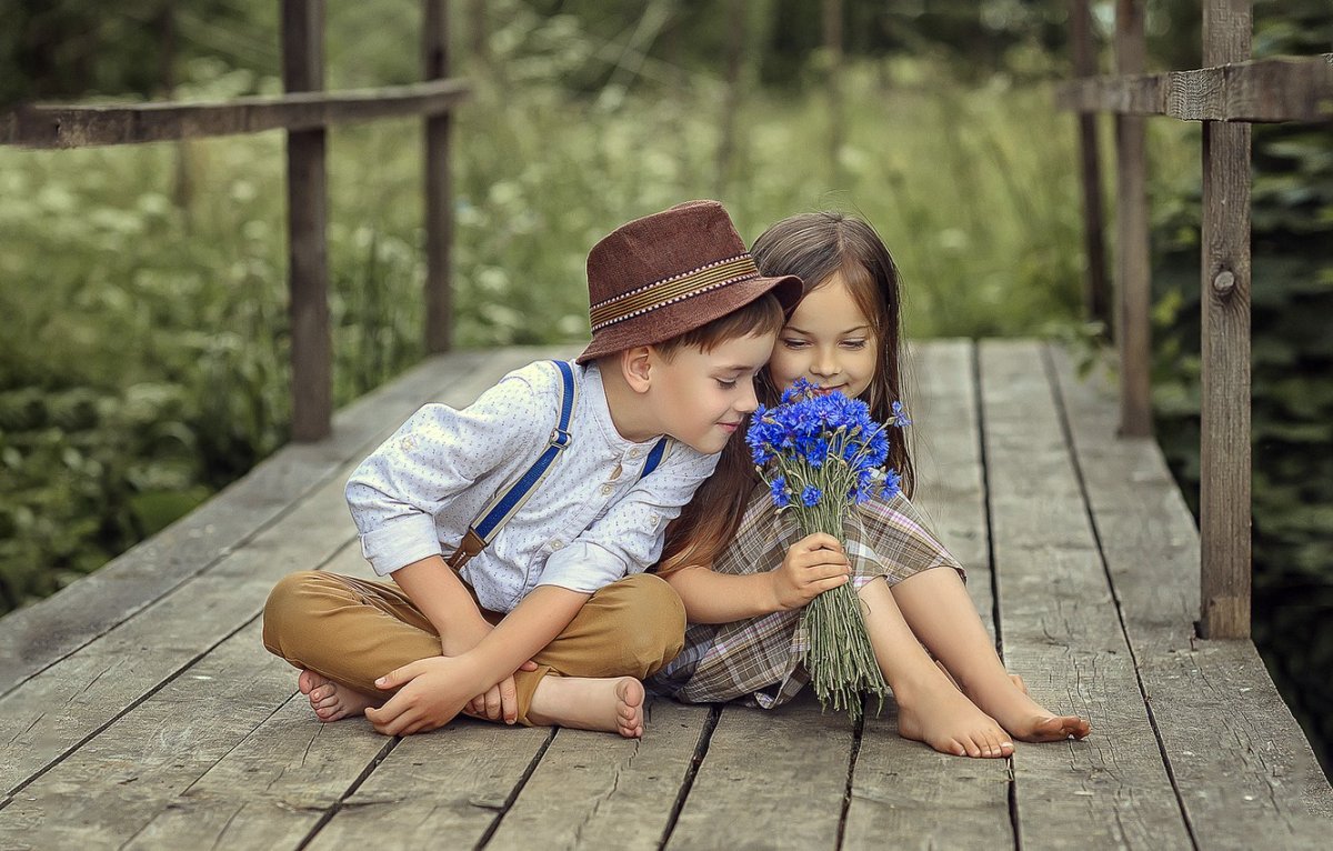 Мальчик с девочкой дружил