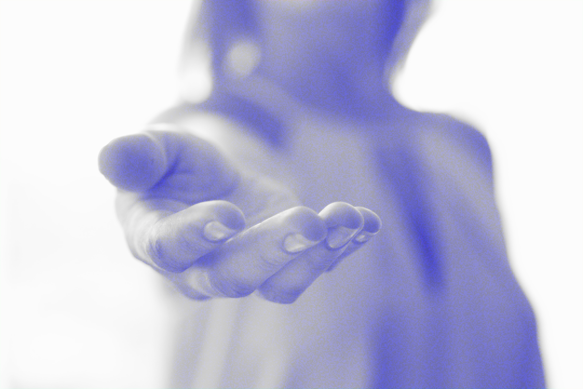 Протянутая женская рука