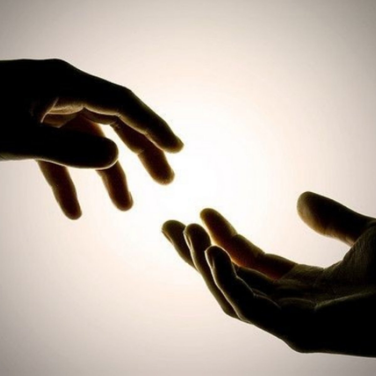 Рука тянется к руке