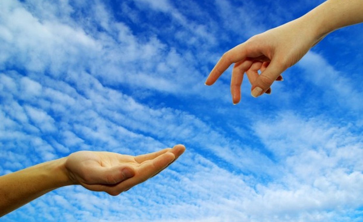 Рука тянется к небу