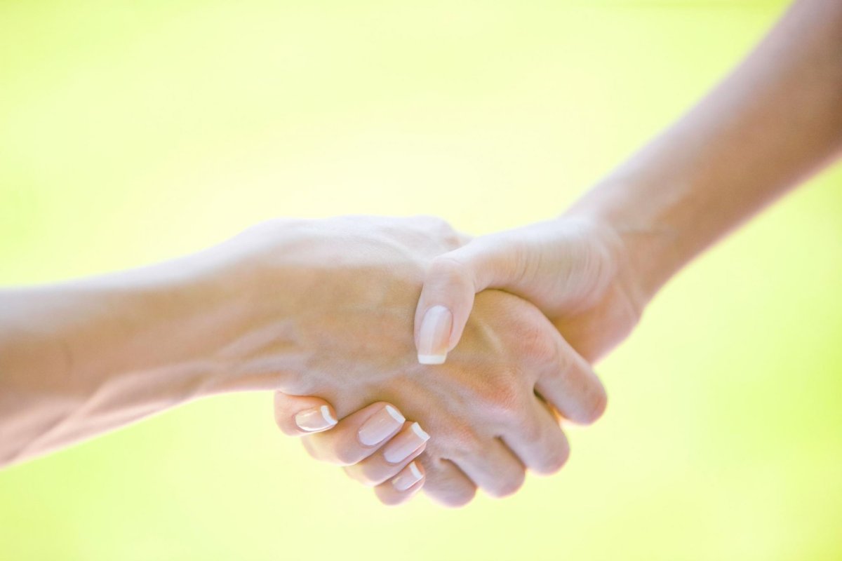 Подает руку помощи