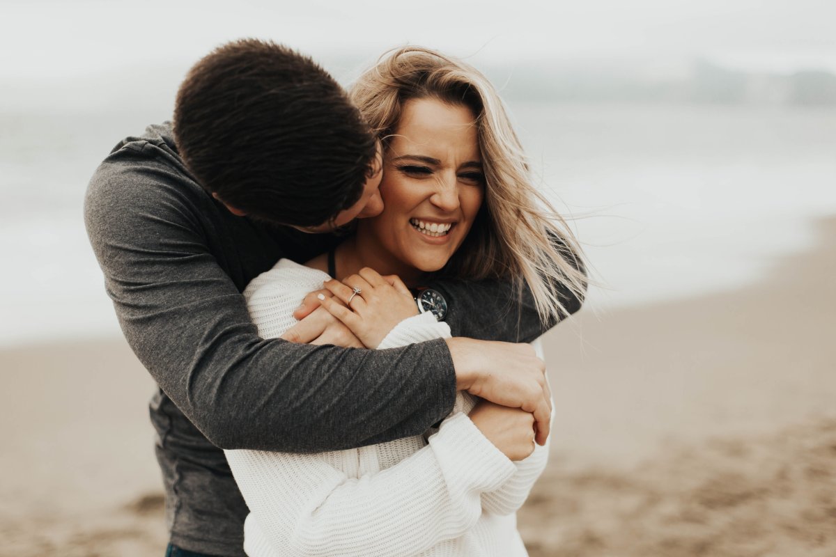 Влюбленные обнимаются