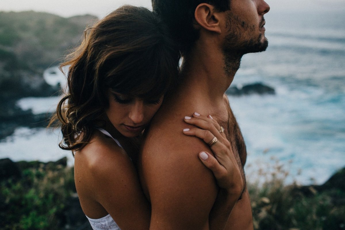 Мужчина обнимает женщину