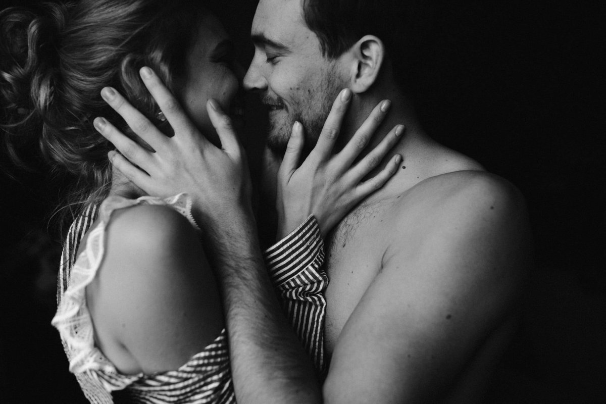 Мужчина и женщина обнимаются